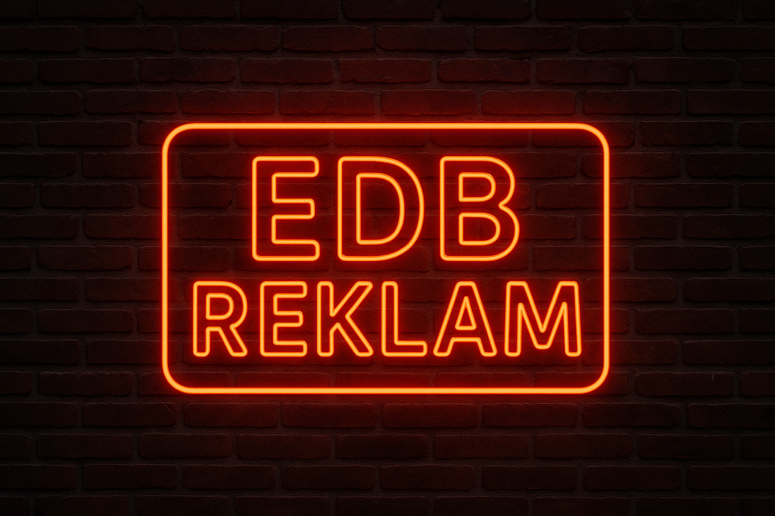 EDB Reklam yazılı kırmızı neon tabela, koyu tuğla duvar üzerinde.